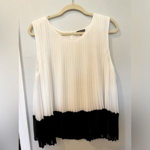 Vincent Camuto Pleated Colorblock Sleeveless Blouse.  Size Large